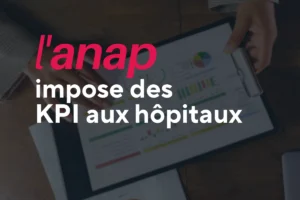 Main tenant une tablette avec tableaux de bord et graphiques colorés, symbolisant le pilotage par indicateurs dans le secteur hospitalier
